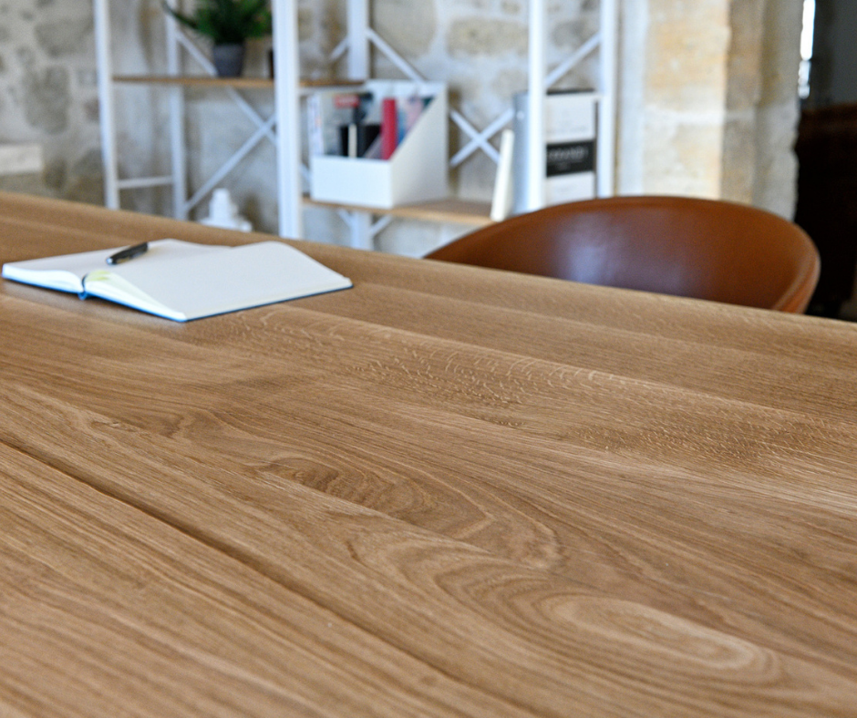 Atelier Auneau - Détails de la table Couty en chêne massif et bords live edge