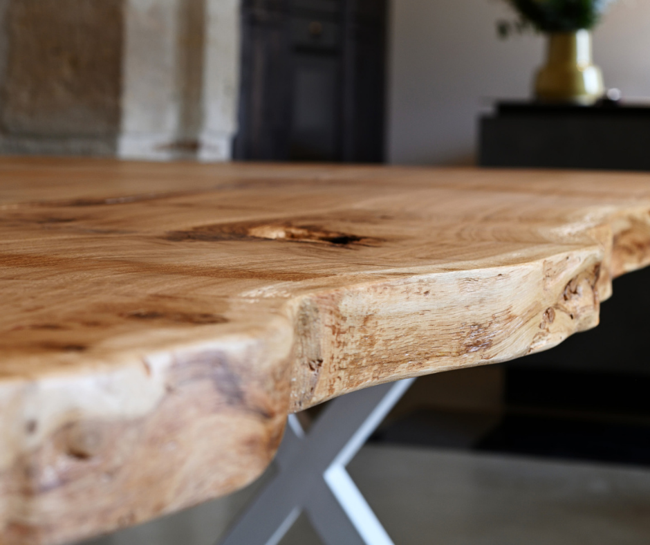 Atelier Auneau - Détails d'une table APEZA en chêne massif et bords live edge plateau unique