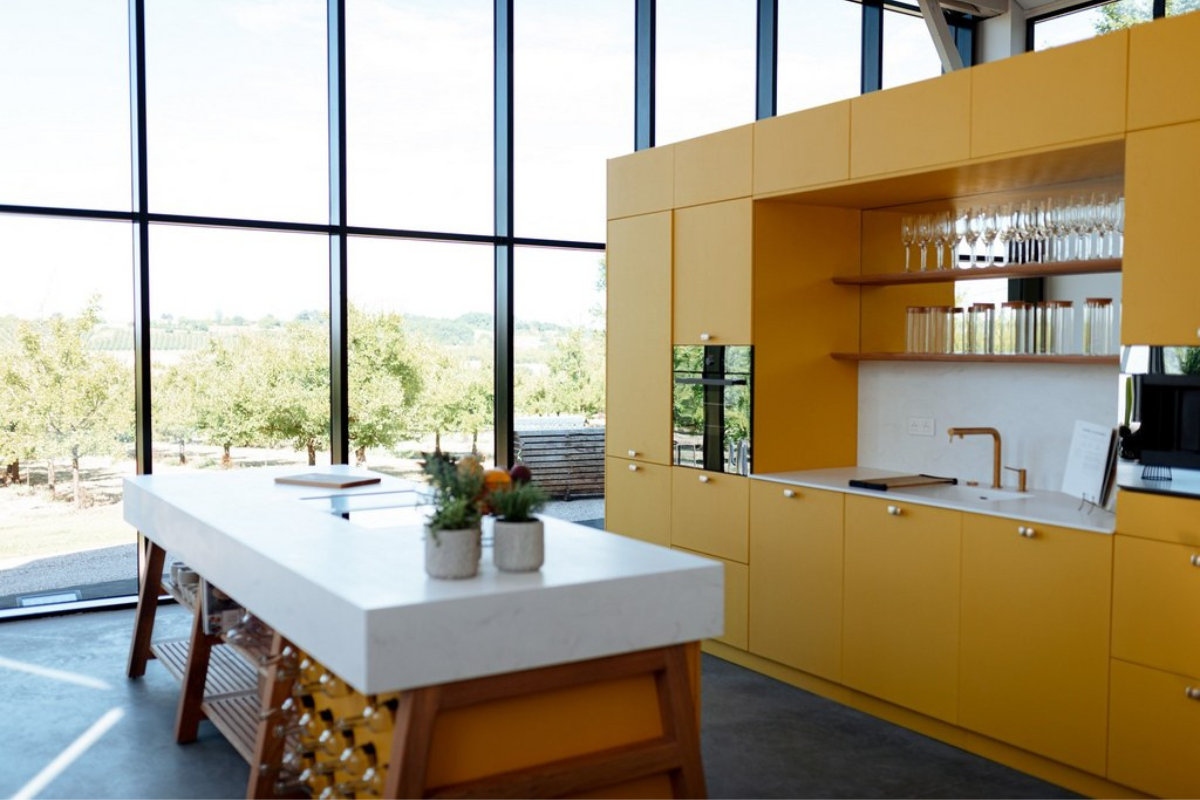 Atelier Auneau - Cuisine jaune du nouveau showroom de Monteton