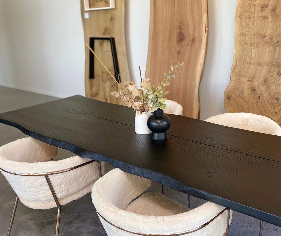 APEZA - Table en chêne massif teinté noir